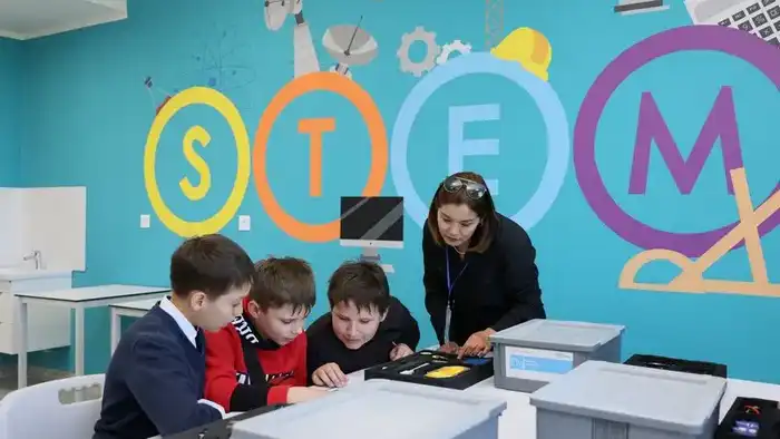 Мост к будущему: Дворец «Кәусар» и Карагандинский технический университет объединяют усилия для профориентации школьников {city2}