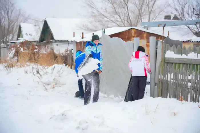 Столичные волонтеры помогли одиноким пенсионерам с уборкой снега (2)