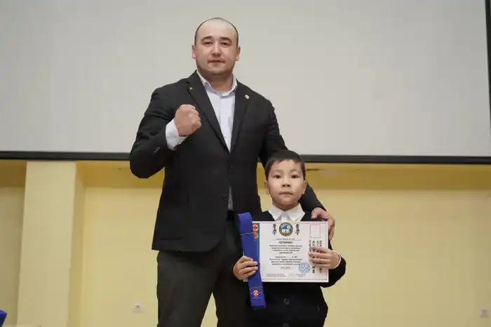 Церемонию вручения поясов юным каратистам провели в столичной школе (4)