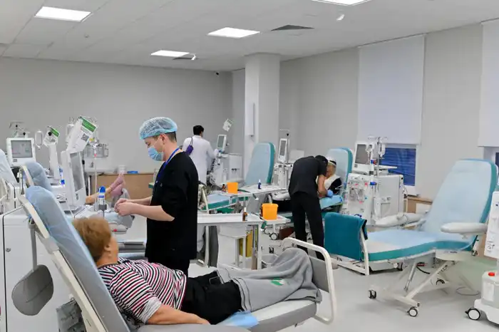 Аким области посетил нефрологический центр в Семее (4)