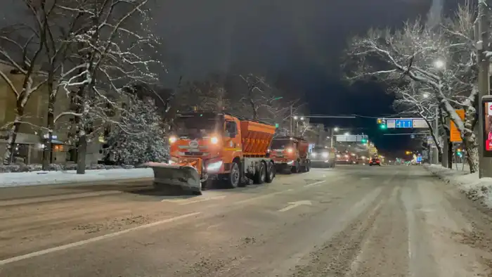 Алматы в снежном плену: коммунальные службы ведут битву с метелью {city2}