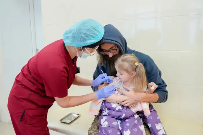 Медики столицы обращают внимание на важность вакцинации и защиту от серьезных осложнений {city2}