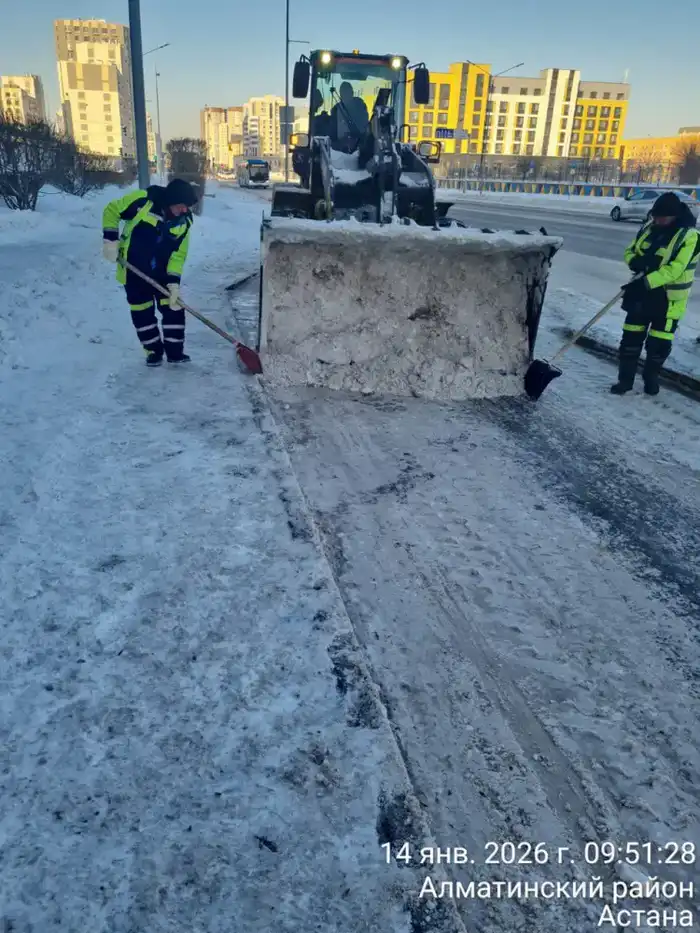 Снегопад в Астане: последствия и усилия коммунальных служб по уборке {city2}