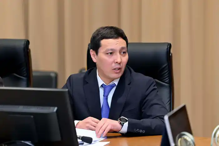 Аким области Абай проводит прием руководителей управлений, где заслушивает отчеты (5)
