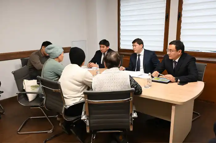 Городская симфония: заместитель акима Алматы Алмасхан Сматлаев настраивает ноты общения с гражданами {city2}