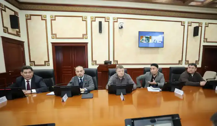 Аким Мангистауской области обсудил развитие энергетических проектов для Жанаозена {city2}