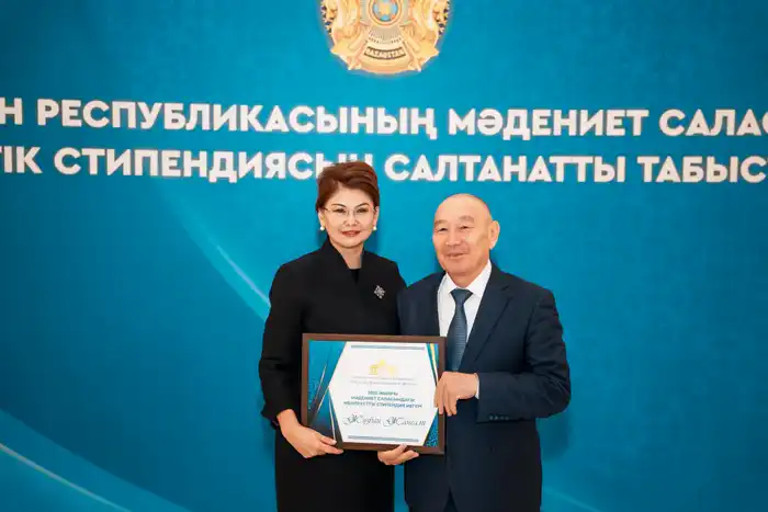 Деятелям культуры вручили государственные стипендии в Астане (5)