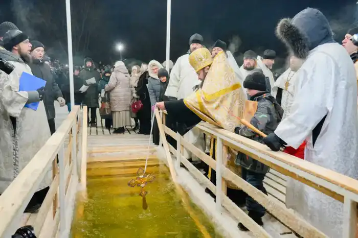 Сотни жителей Астаны участвуют в крещенских купаниях на реке Есиль {city2}