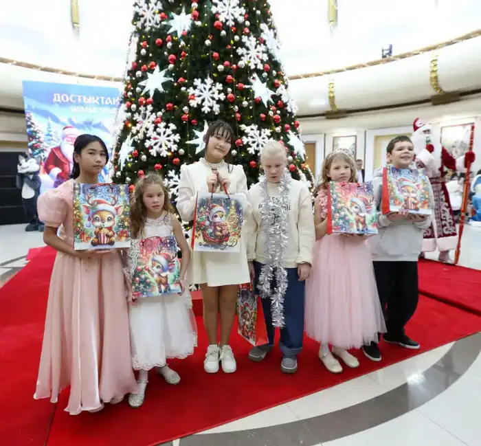 В Алматы новогодняя ёлка подарила праздник 400 воспитанникам соцучреждений (2)