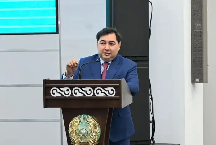 Дархан Жазыкбай обсудил развитие госслужбы с сотрудниками министерств транспорта, промышленности и строительства РК {city2}