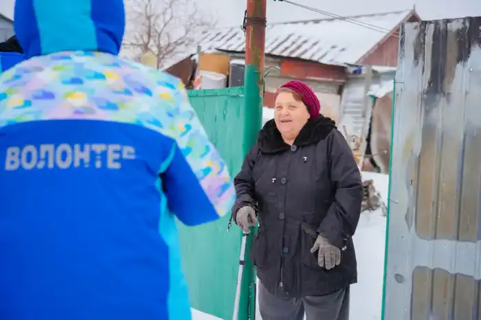 Волонтеры помогают одиноким пенсионерам в уборке снега в Астане {city2}