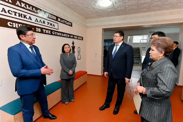 Аким области обсудил проблемы и модернизацию гимназии №6 в Семее {city2}