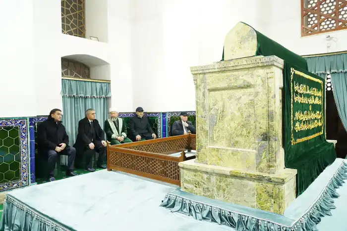 МИНИСТРЫ ВОДНОГО ХОЗЯЙСТВА УЗБЕКИСТАНА И КАЗАХСТАНА ПОСЕТИЛИ МАВЗОЛЕЙ ХОДЖИ АХМЕДА ЯСАУИ В ТУРКЕСТАНЕ (6)