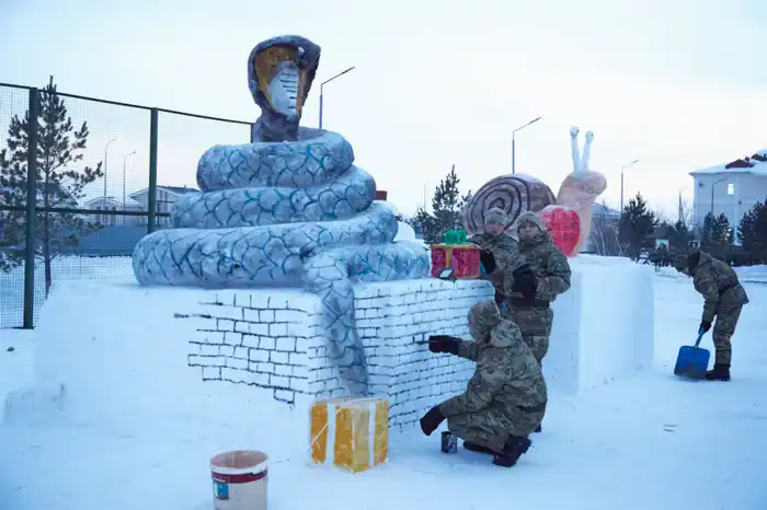 Солдатская инициатива: военнослужащие Национальной гвардии создали ледовый городок в честь Нового года {city2}