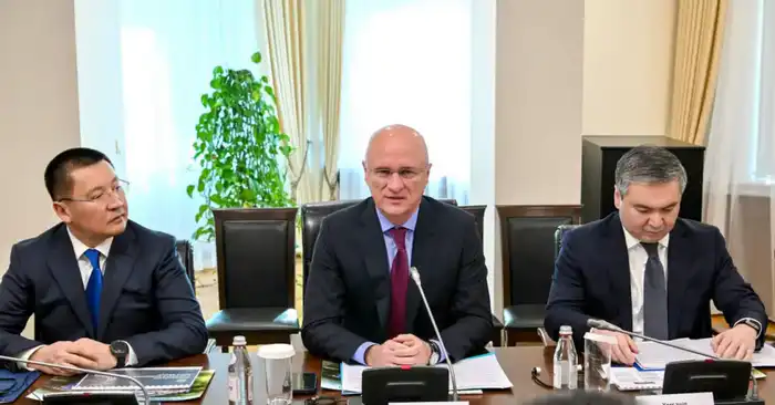 Роман Скляр и Чжао Тинъюн обсуждают инвестиции в промышленный парк в Павлодарской области с акцентом на международное сотрудничество {city2}