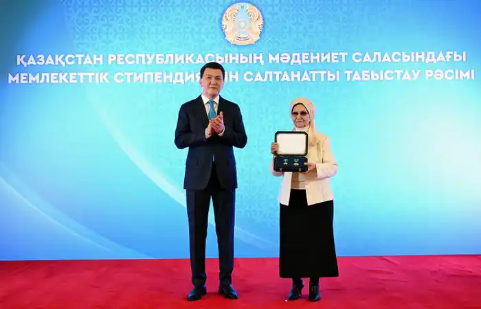 Государственный советник вручил Золотую звезду и орден «Отан» родственникам Бауыржана Момышулы {city2}