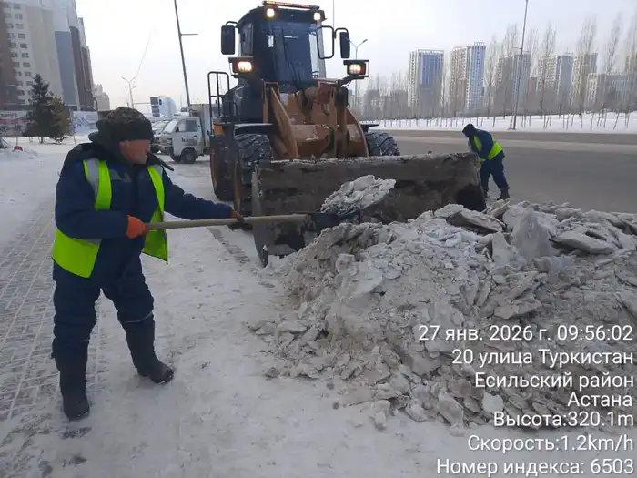 Более тысячи единиц спецтехники задействовано в снегоуборочных работах в Астане (7)