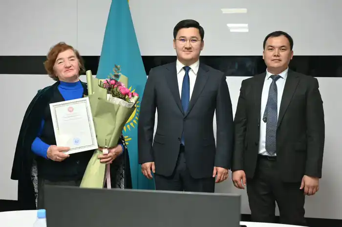 Патриот Жетысая 40 лет бесплатно убирает улицы и сажает цветы {city2}