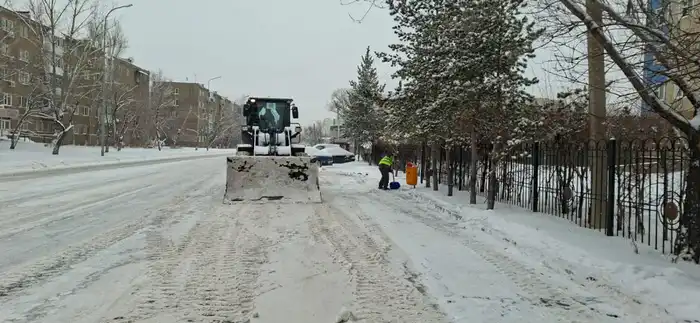 Снегопад в Астане: последствия для дорожного движения и безопасность горожан {city2}