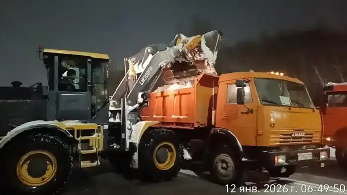 В Астане активно работают более 3 000 дорожных рабочих и около 2 000 единиц спецтехники для уборки снега {city2}