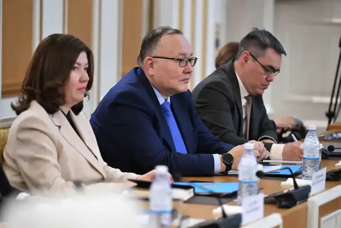 Обсуждение изменений в Конституцию на первом заседании Комиссии по Конституционной реформе в Астане {city2}