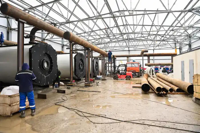 Глава региона ознакомился с ходом строительства автономной блок-модульной котельной на левом берегу (3)