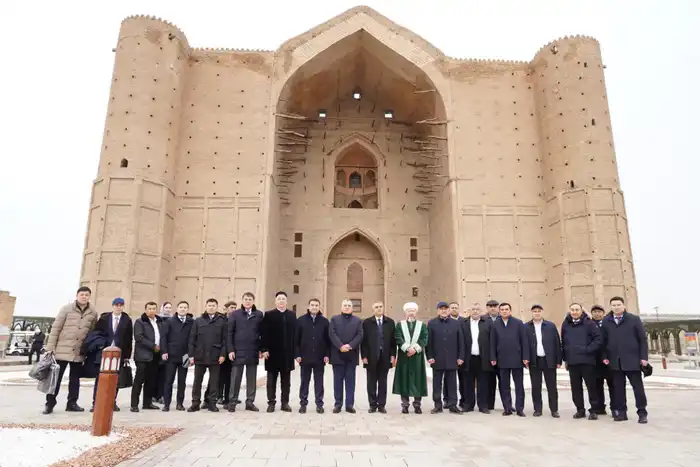 МИНИСТРЫ ВОДНОГО ХОЗЯЙСТВА УЗБЕКИСТАНА И КАЗАХСТАНА ПОСЕТИЛИ МАВЗОЛЕЙ ХОДЖИ АХМЕДА ЯСАУИ В ТУРКЕСТАНЕ (3)