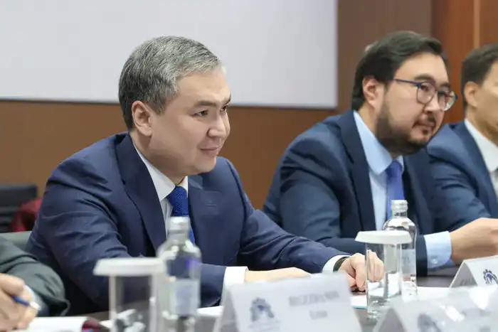 Министр промышленности и строительства Казахстана встретился с Послом Канады для обсуждения двустороннего сотрудничества {city2}