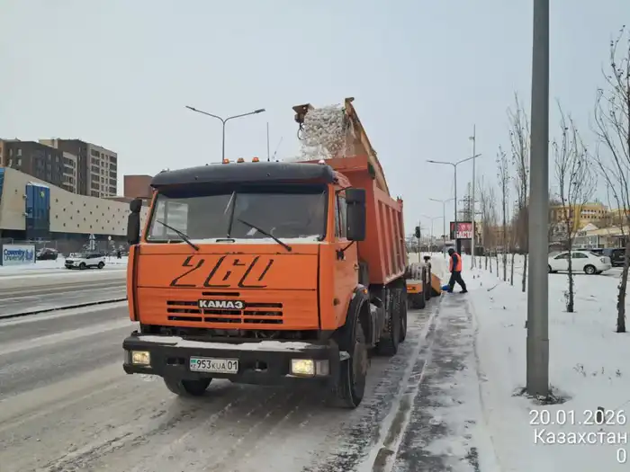 Астана очищает улицы от снега за ночь {city2}