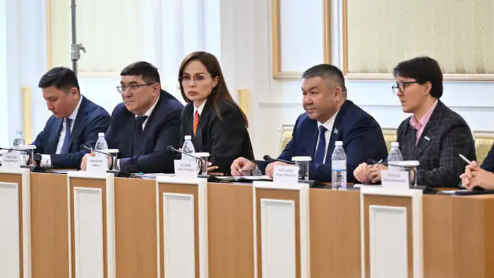 В Казахстане обсуждают возможность введения аналогов пятой поправки США: Уполномоченный по правам человека Артур Ластаев выступил с предложениями на первом заседании Комиссии по конституционной реформе. {city2}
