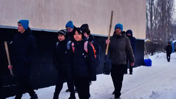 В Астане школьники объединились в волонтерскую эстафету по уборке снега {city2}