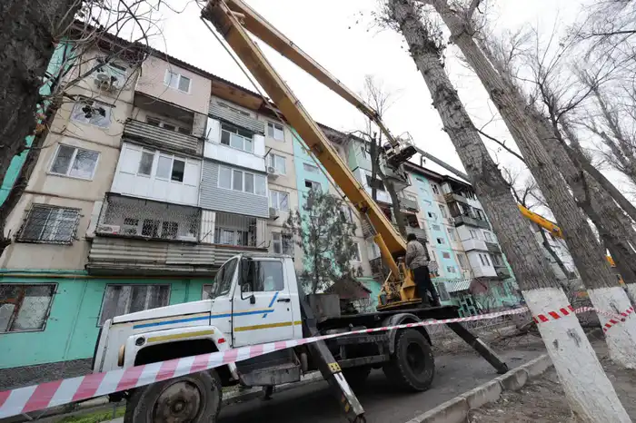 Аким области Ербол Карашукеев инспектирует восстановительные работы после пожара в Таразе {city2}