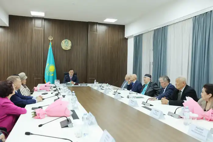 Ербол Карашукеев встретился с представителями интеллигенции (8)