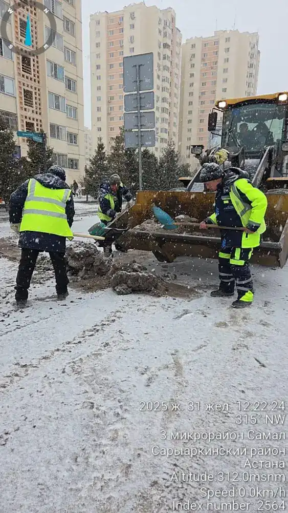 Обильный снегопад в Астане: коммунальные службы работают круглосуточно (3)