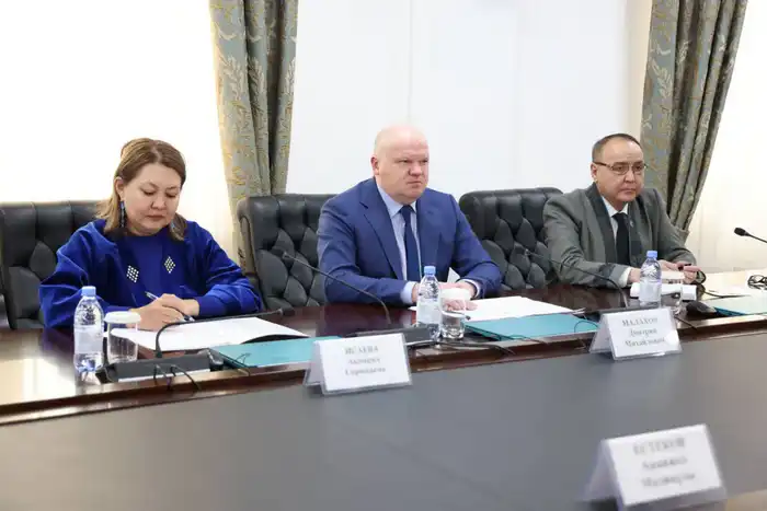 Дмитрий Малахов и Алихан Байменов обсудили пути повышения прозрачности и эффективности судейства на рабочей встрече {city2}