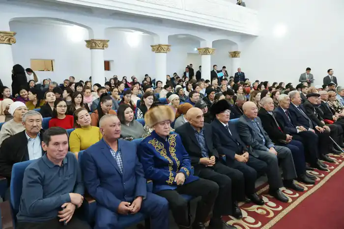 Встреча Ербола Карашукеева с жителями Тараза обсуждение проблем электроснабжения благоустройства и поддержки семьи {city2}