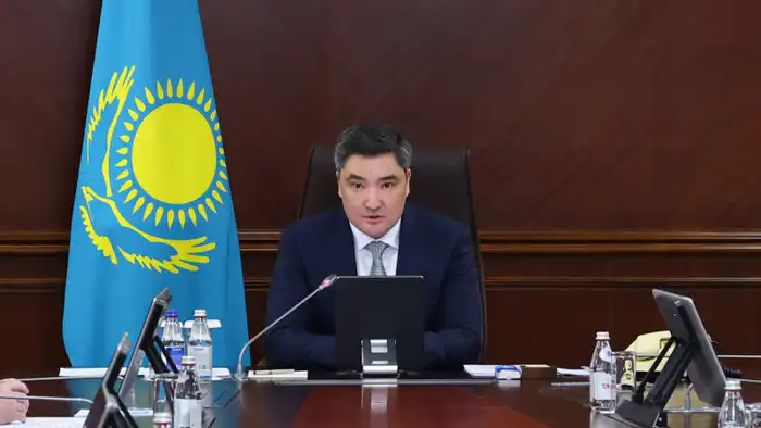 Бектенов призывает министров к открытости в работе после интервью Президента {city2}