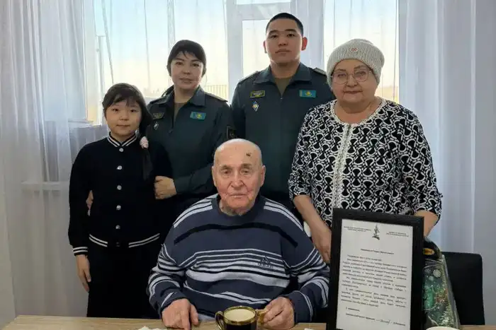 Поддержка ветеранов: военнослужащие Костанайской области отметили день рождения фронтовика {city2}