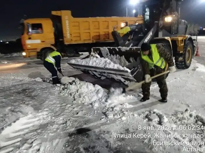 Более 3 000 дорожных рабочих вышли на уборку снега в Астане (4)