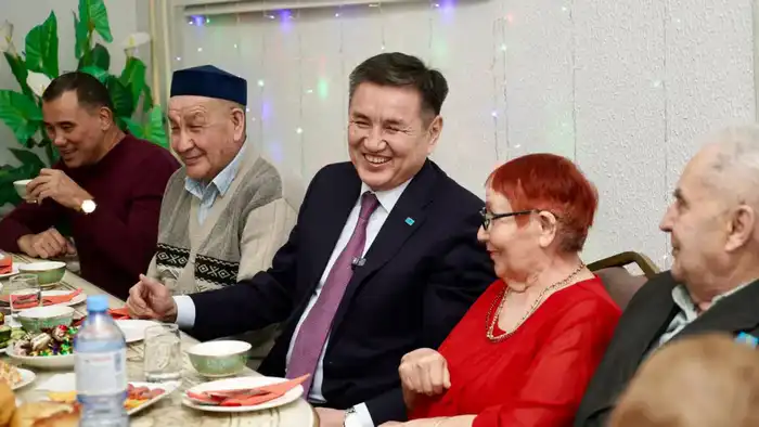 Аким ВКО Нурымбет Сактаганов провёл новогодний вечер с 116 пожилыми людьми в Центре социальных услуг {city2}