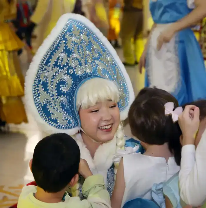 В Алматы новогодняя ёлка подарила праздник 400 воспитанникам соцучреждений (6)