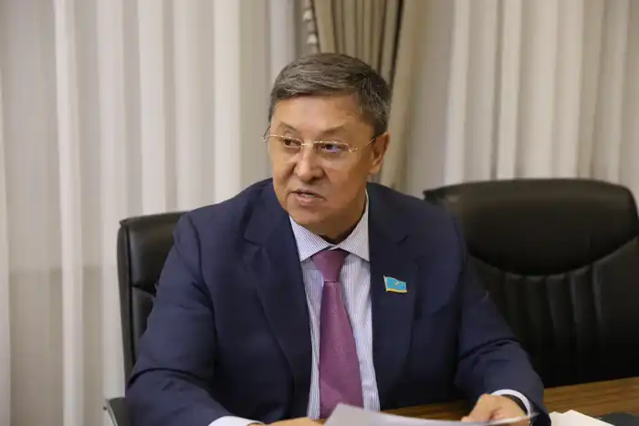 Депутат Сената Амангельды Нугманов обсудил с акимом Асхатом Шахаровым вопросы отопительного сезона и экономического роста в Актюбинской области {city2}