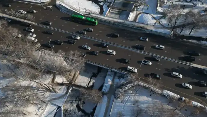 Строительство велопешеходного моста в Алматы с высадкой 80 деревьев подчеркивает стремление города к экологической устойчивости. {city2}