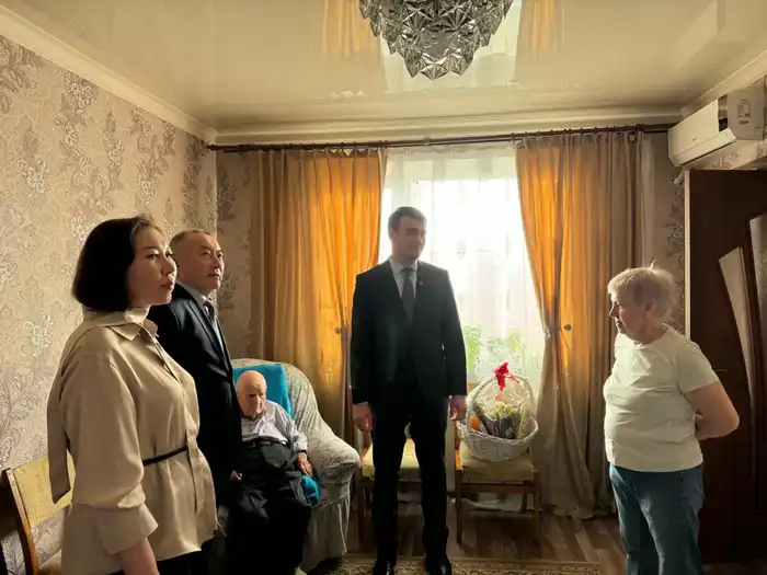 В Алматы поздравили ветерана ВОВ Анатолия Попова с 100-летием {city2}