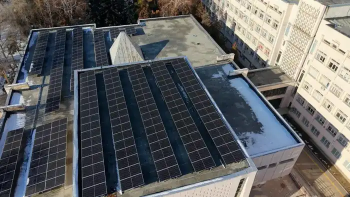 На крыше учебных корпусов КазНУ установлены солнечные панели (7)