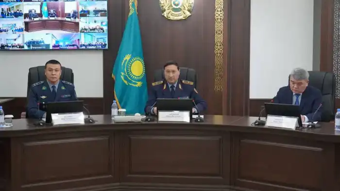 Обсуждение вопросов безопасности и дисциплины в полиции на встрече с заместителем министра внутренних дел {city2}