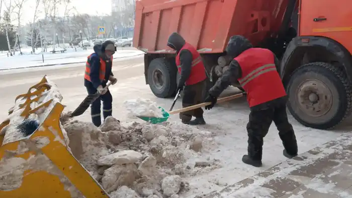 Более 1,2 тысячи единиц спецтехники задействуют в уборке снега в Астане (6)