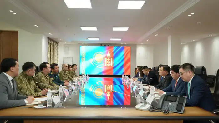 Министр Чингис Аринов встретился с заместителем премьер-министра Монголии Ганхуягом в Астане {city2}