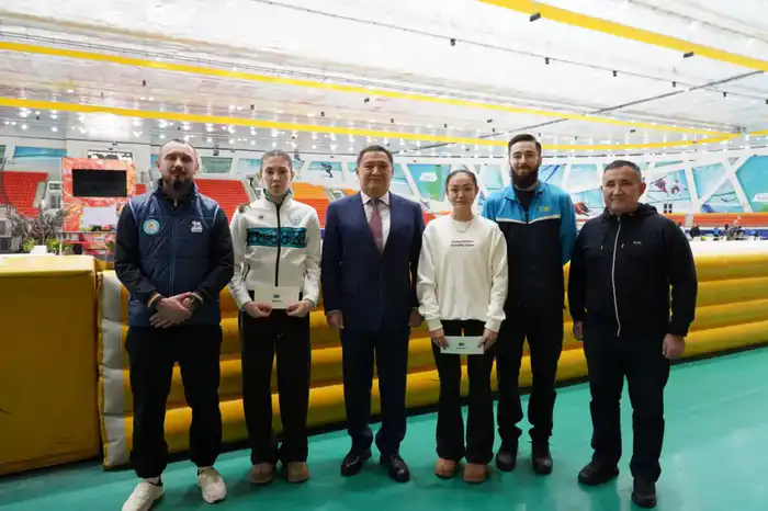 Аким Акмолинской области Марат Ахметжанов встретился с конькобежцами (2)