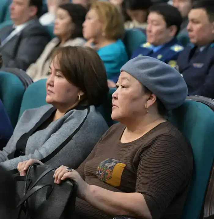 Аким Павлодарской области обсудил с горожанами планы развития города и ключевые проблемы {city2}